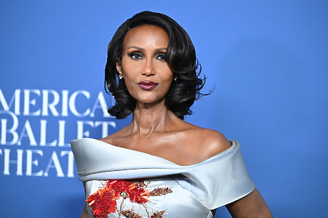 70-годишната Иман с рядка и спираща дъха поява на червения килим