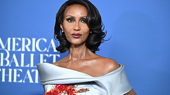 70-годишната Иман с рядка и спираща дъха поява на червения килим